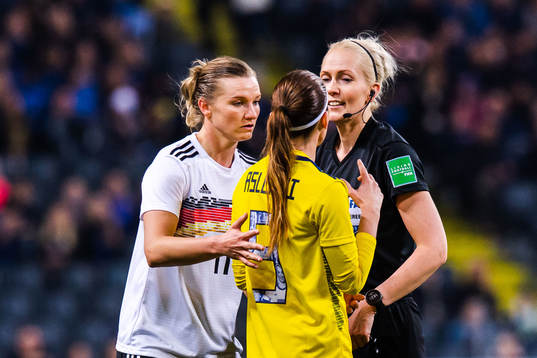 Alexandra Popp of Germany, Kosovare Asllani of Sweden and
