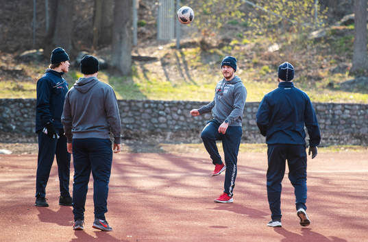 Oskarshamnspelarna värmer upp med fotboll