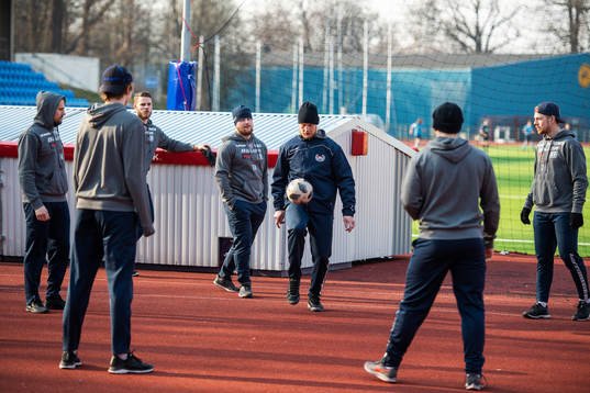 Oskarshamnspelarna värmer upp med fotboll