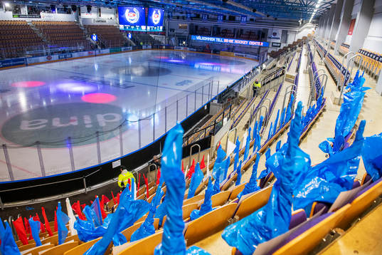 Tifoflaggor på Be-Ge Hockeycenters läktare