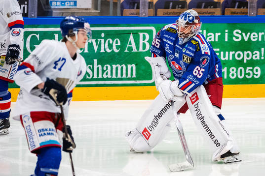 Oskarshamns målvakt Christoffer Rifalk värmer upp