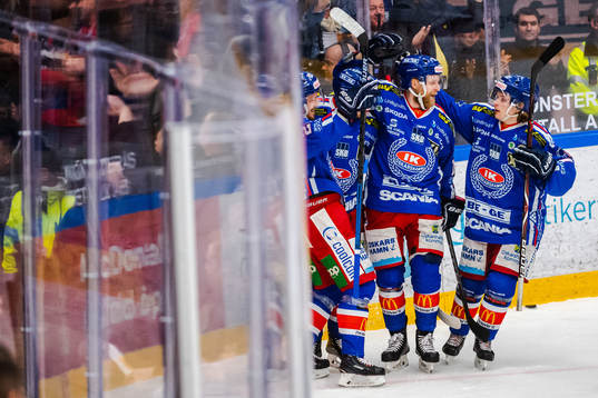 Oskarshamns Joakim Hillding jublar med lagkamrater