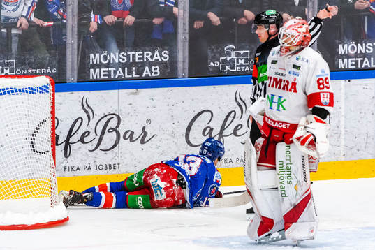 Oskarshamns Matias Sointu och Timrås målvakt Niklas