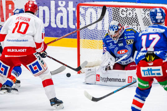 Oskarshamns målvakt Christoffer Rifalk räddar