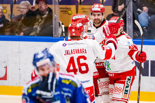 Timrås Anton Wedin jublar med lagkamrater