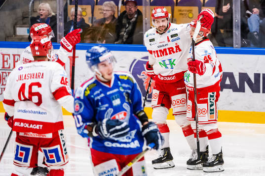 Timrås Anton Wedin jublar med lagkamrater