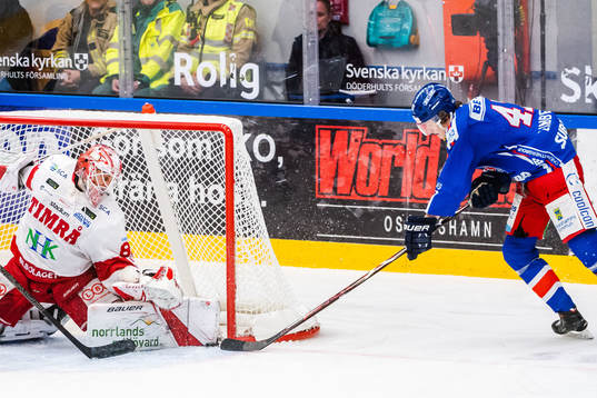 Oskarshamns Christian Lindberg och Timrås målvakt Niklas