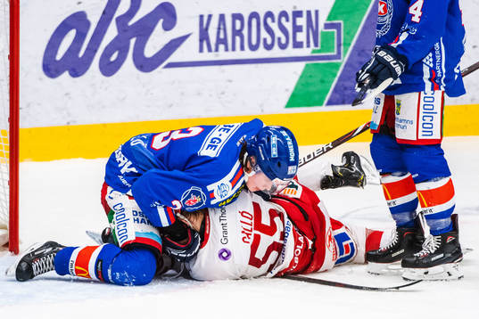 Timrås Vilmos Gallo och Oskarshamns Lukas Pilö i bråk