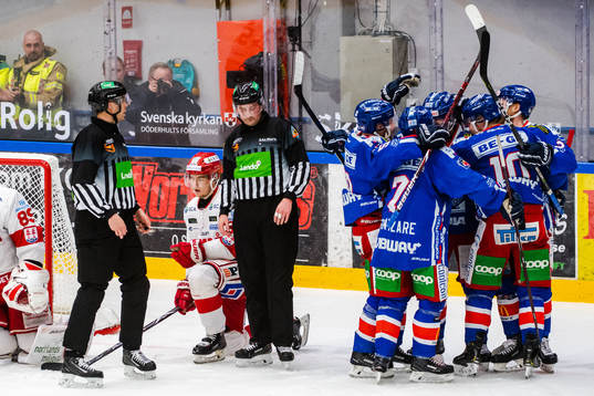 Oskarshamns Nicklas Heinerö jublar med lagkamrater