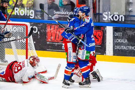 Oskarshamns Nicklas Heinerö jublar med lagkamrater