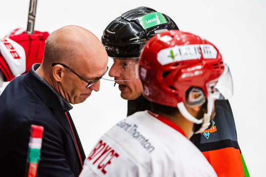 Timrås tränare Fredrik Andersson i diskussion med domaren