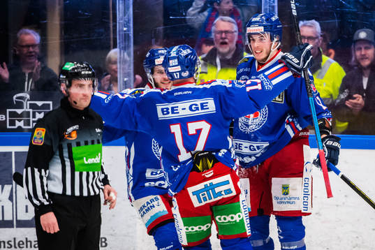 Oskarshamns Joakim Thelin jublar med lagkamrater