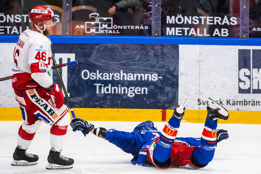 Oskarshamns Joakim Thelin jublar medan Timrås Janne