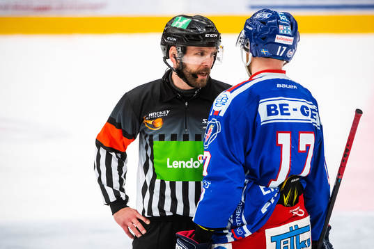 Oskarshamns Jonas Engström i diskussion med domaren