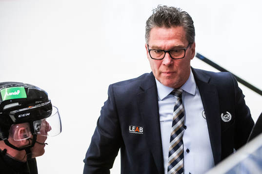 Oskarshamns tränare Håkan Åhlund i diskussion med domaren