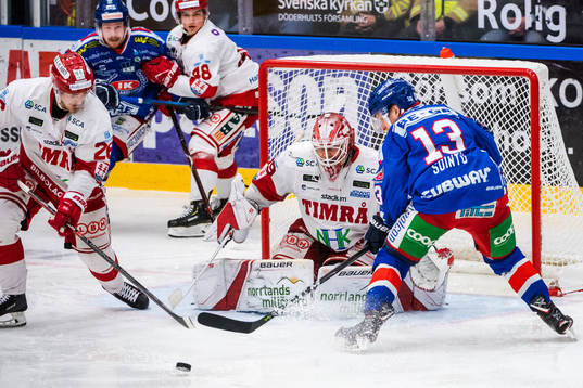 Oskarshamns Matias Sointu och Timrås målvakt Niklas