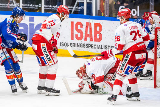 Oskarshamns John Dahlström och Timrås målvakt Niklas