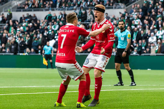 Kalmars Nils Fröling  och Piotr Johansson jublar