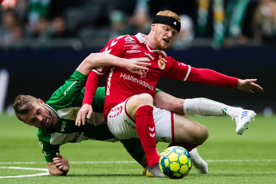 Hammarbys Mads Fenger Nielsen i kamp om bollen med Kalmars
