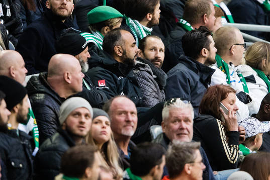 Hammarbys målvakt Johan Wiland på läktaren