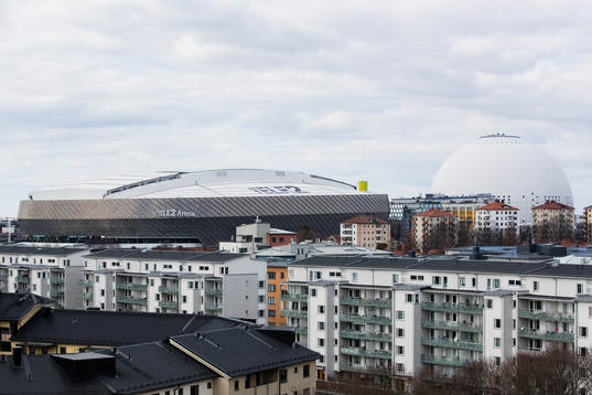 Exteriör av Tele2 Arena och Globen innan fotbollsmatchen i