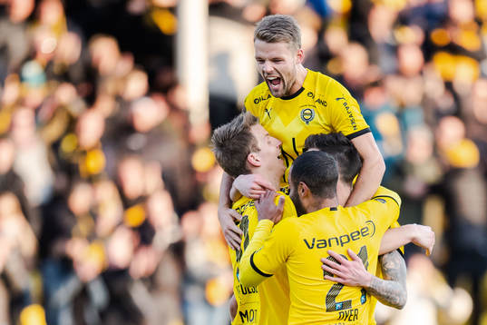 Thomas Lehne Olsen of Lillestrøm celebrates with teammates
