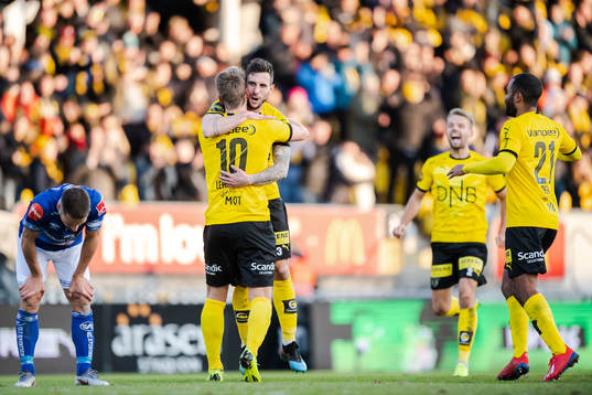 Thomas Lehne Olsen of Lillestrøm celebrates with teammates