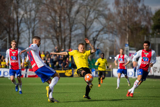 Emmanuel Troudart of KFUM, Aron Sigurdarson of Start and