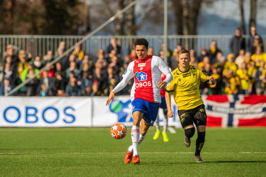 Didi Dodou Gaye of KFUM and Aron Sigurdarson of Start