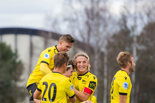 Kasper Skaanes of Start celebrates with his teammates