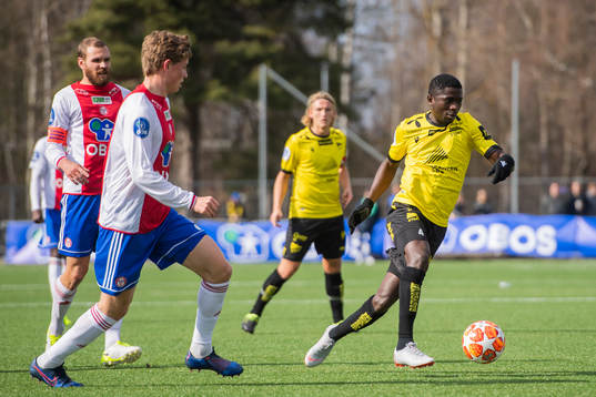 Robin Rasch of KFUM and Afeez Aremu of Start