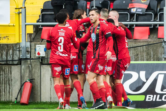 Östersunds Hosam Aiesh jublar med lagkamrater