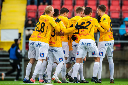 Falkenbergs Christoffer Carlsson jublar med lagkamrater