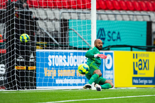 Östersunds målvakt Aly Keita på en straff