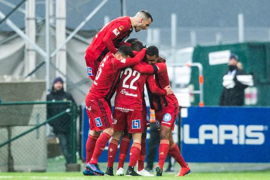 Östersunds Charlie Colkett jublar med lagkamrater