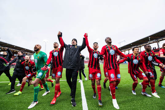Östersunds Alhaji Gero jublar med lagkamrater