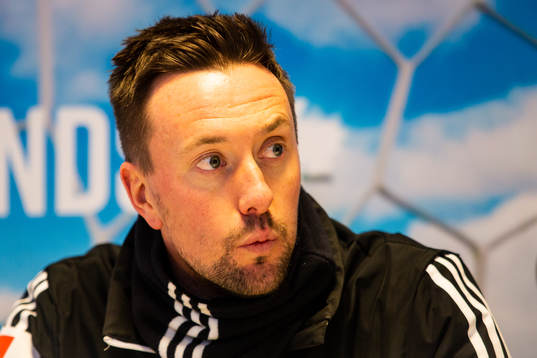 Östersunds tränare Ian Burchnall på presskonferensen