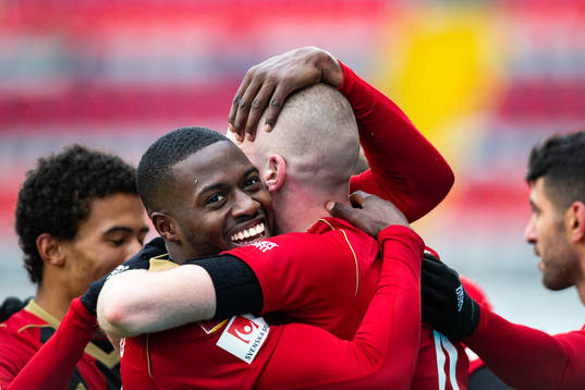 Östersunds Isak Ssali Ssewankambo jublar med Östersunds