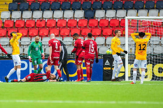 Östersunds Tom Pettersson tar sig för ansiktet