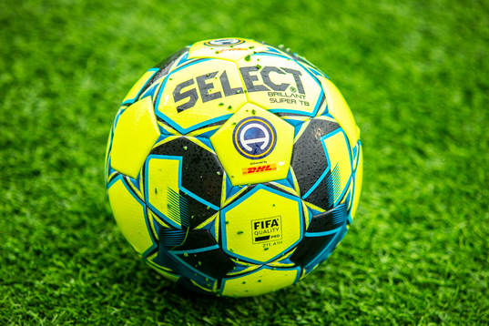 En fotboll av märket Select med allsvenska logon på