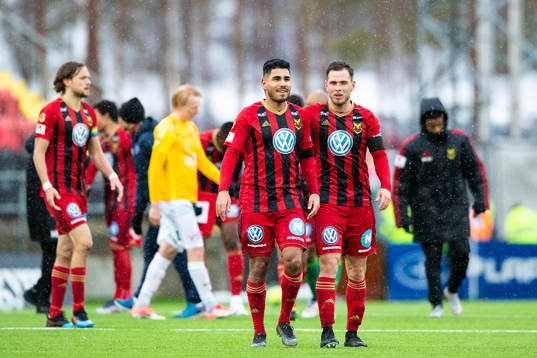 Östersunds Hosam Aiesh  och Charlie Colkett jublar