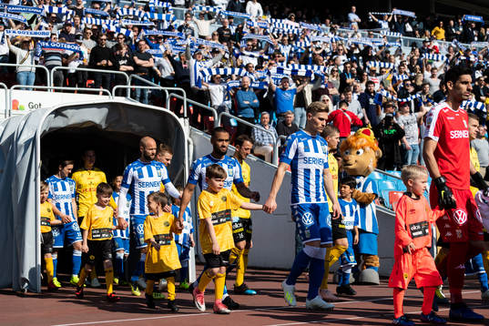 Spelarna kommer in till fotbollsmatchen i Allsvenskan