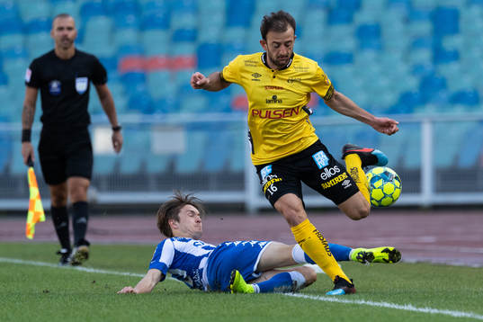 IFK Göteborgs Patrik Karlsson Lagemyr bryter boll av