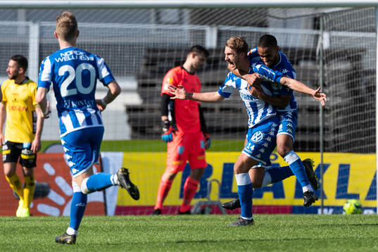 IFK Göteborgs Benjamin Nygren jublar och kramas om av
