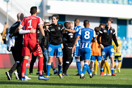 <IFK Göteborgs spelare med Rasmus Wikström i mitten jublar