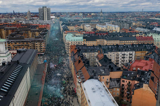 Hammarbys supportrar marscherar över Södermalm