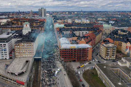 Hammarbys supportrar marscherar över Södermalm