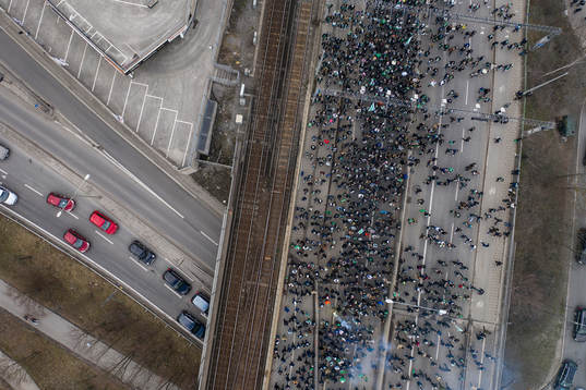 Hammarbys supportrar marscherar över Södermalm