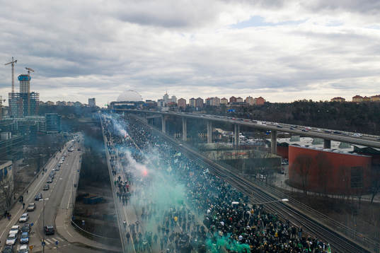 Hammarbys supportrar marscherar över Södermalm