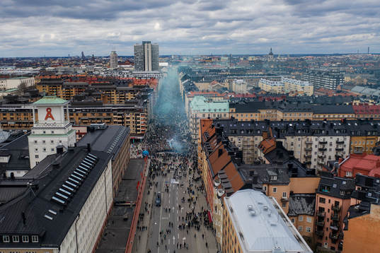 Hammarbys supportrar marscherar över Södermalm